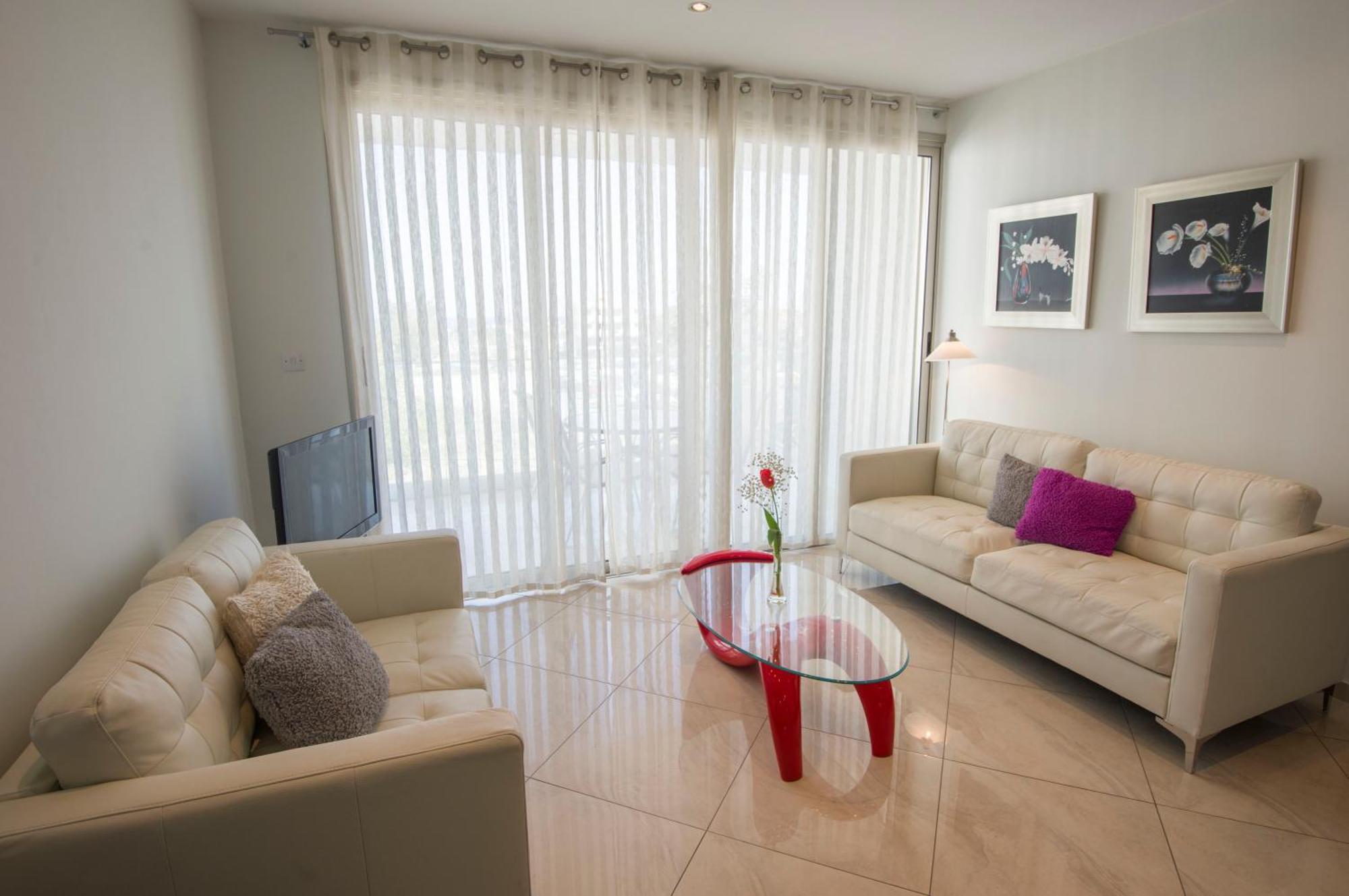 Mesogios House Suites Larnaca Quarto foto