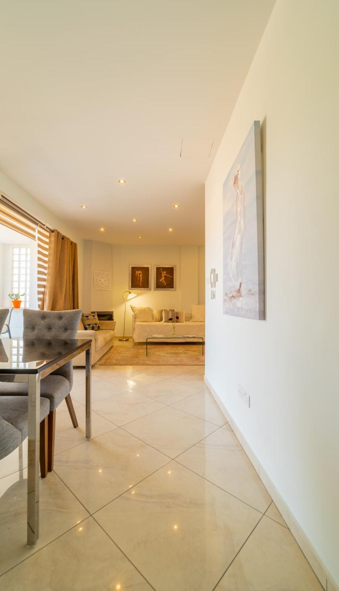 Mesogios House Suites Larnaca Quarto foto