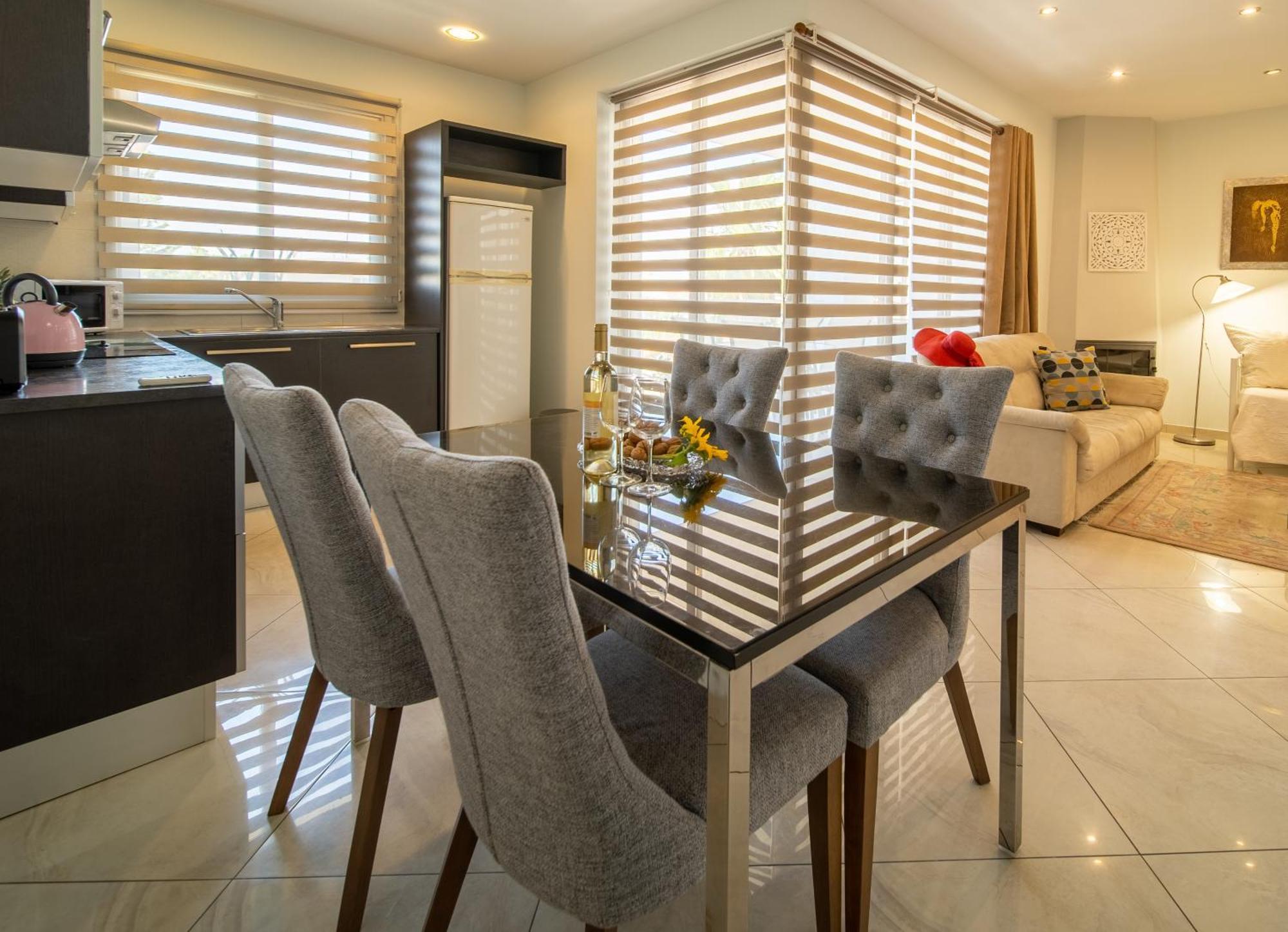 Mesogios House Suites Larnaca Quarto foto