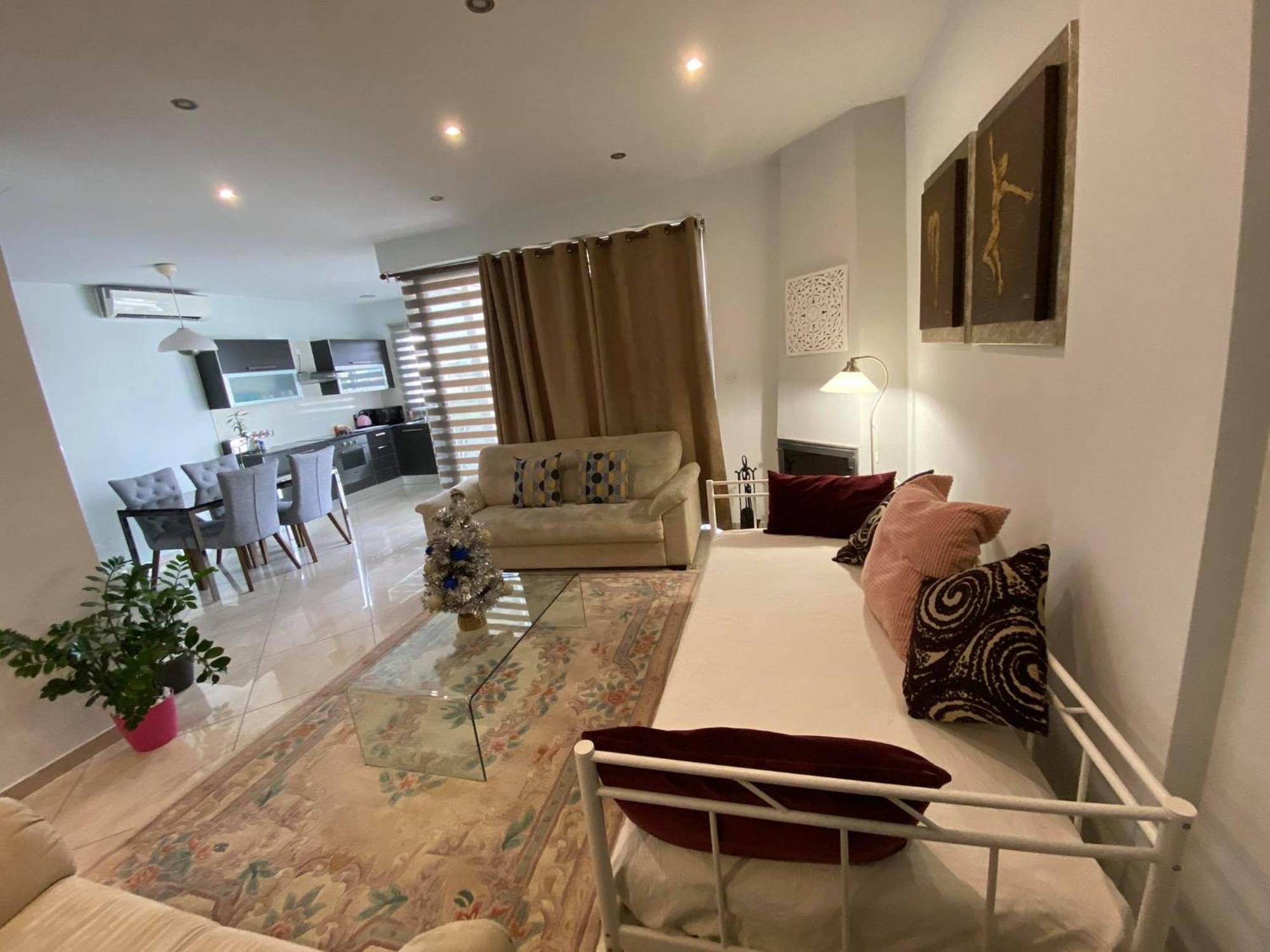 Mesogios House Suites Larnaca Quarto foto